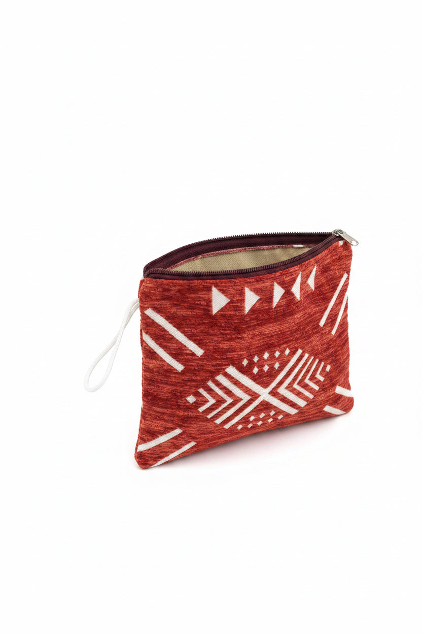 Pochette plate en terracotta et blanc, motifs berbères — artisanat marocain fait main