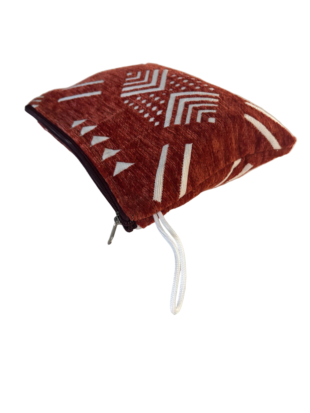 Pochette plate en terracotta et blanc, motifs berbères — artisanat marocain fait main