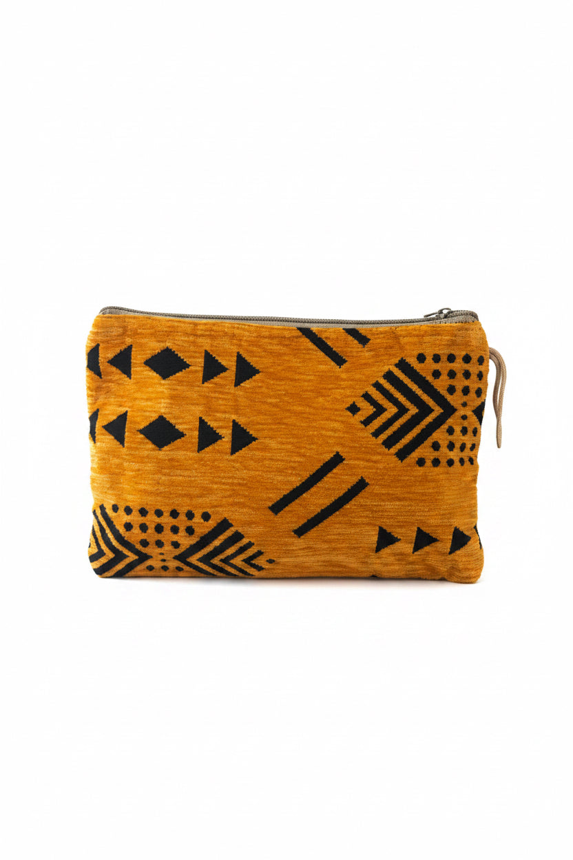 Pochette plate en ocre et noir, motifs berbères — artisanat marocain fait main