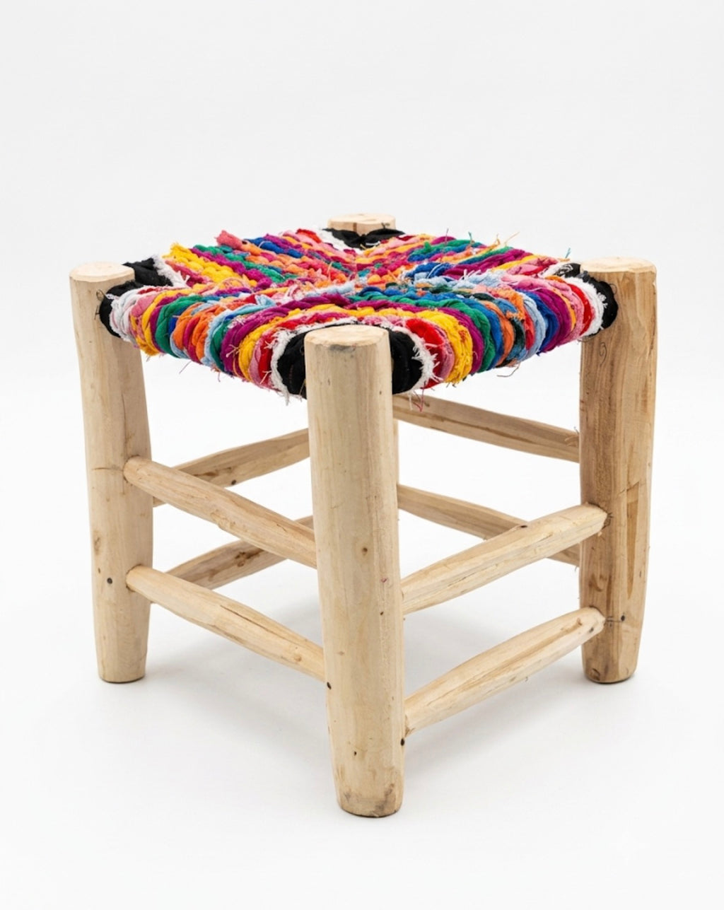 Tabouret en bois d'eucalyptus et boucherouite — mobilier artisanal marocain fait main