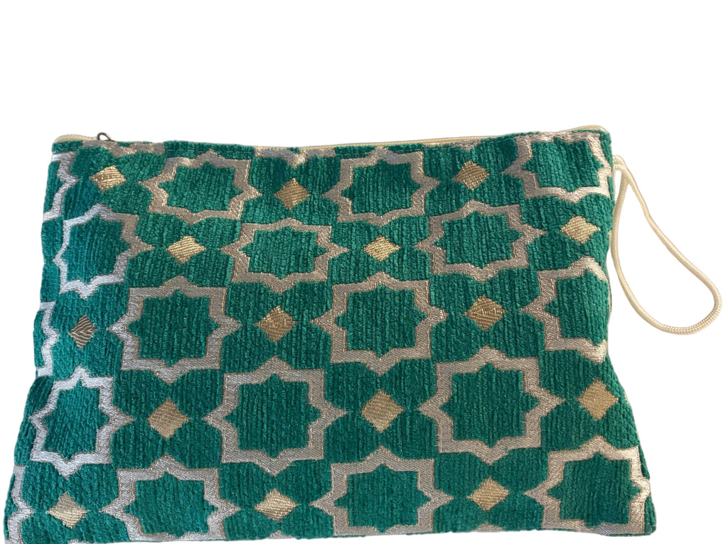 Pochette zippée brodée en velours vert émeraude — artisanat marocain fait main au Maroc