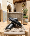 Babouche marocaine en cuir noire — chaussure artisanale fait main au Maroc