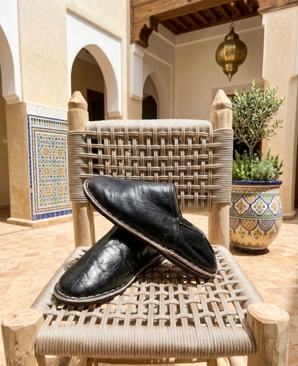 Babouche marocaine en cuir noire — chaussure artisanale fait main au Maroc