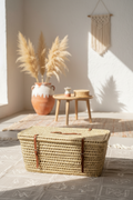 Malle tressée en feuilles de palmier 80 cm poignée cuir — pièce unique artisanale, fait main au Maroc