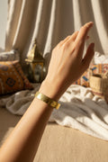 Manchette ouverte en laiton dorée martelée — bracelet artisanal fait main Maroc