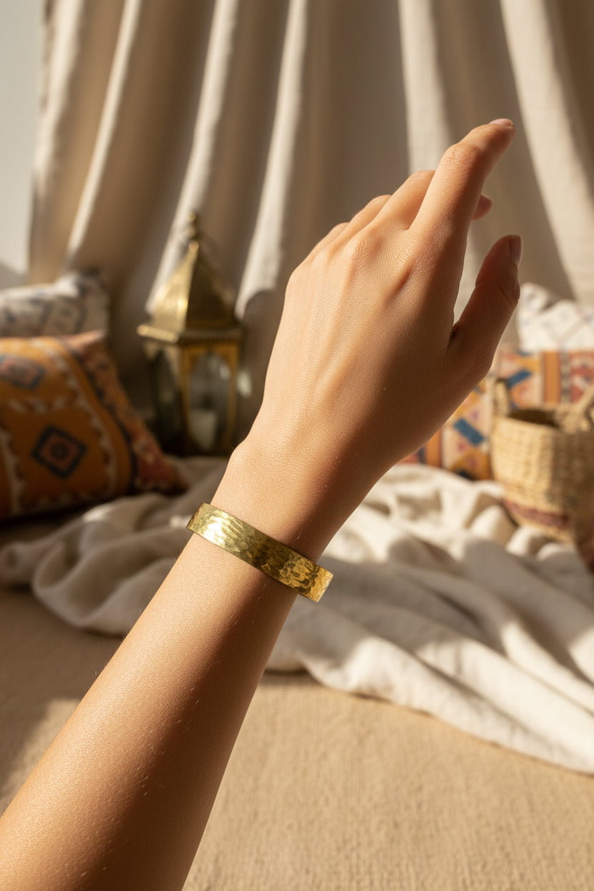 Manchette ouverte en laiton dorée martelée — bracelet artisanal fait main Maroc