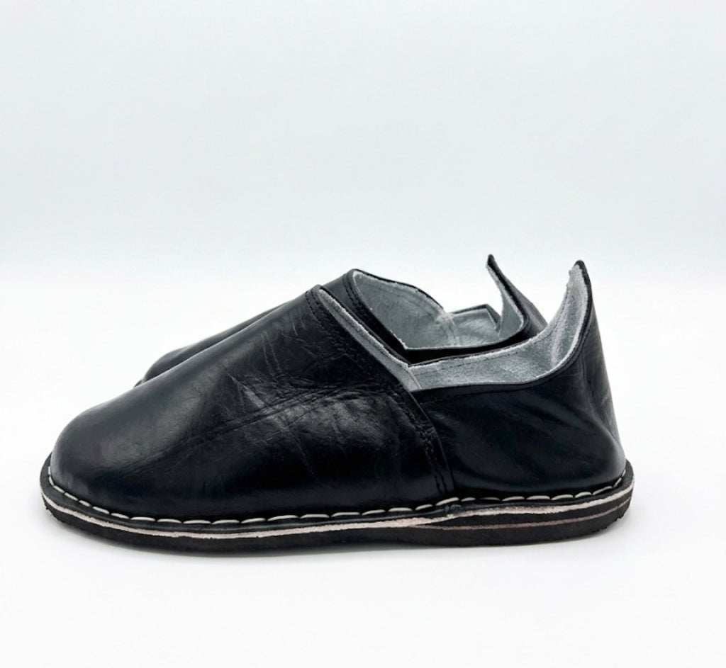 Babouche marocaine en cuir noire — chaussure artisanale fait main au Maroc
