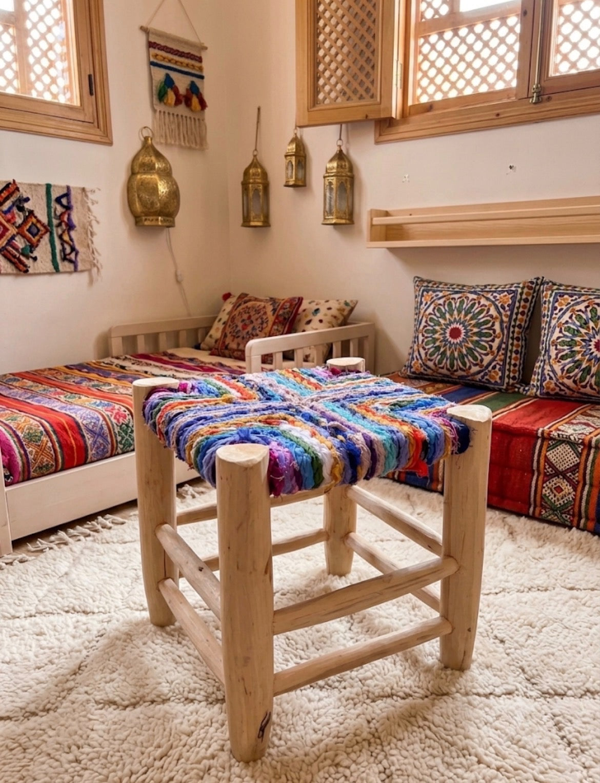 Tabouret en bois d'eucalyptus et boucherouite — mobilier artisanal marocain fait main