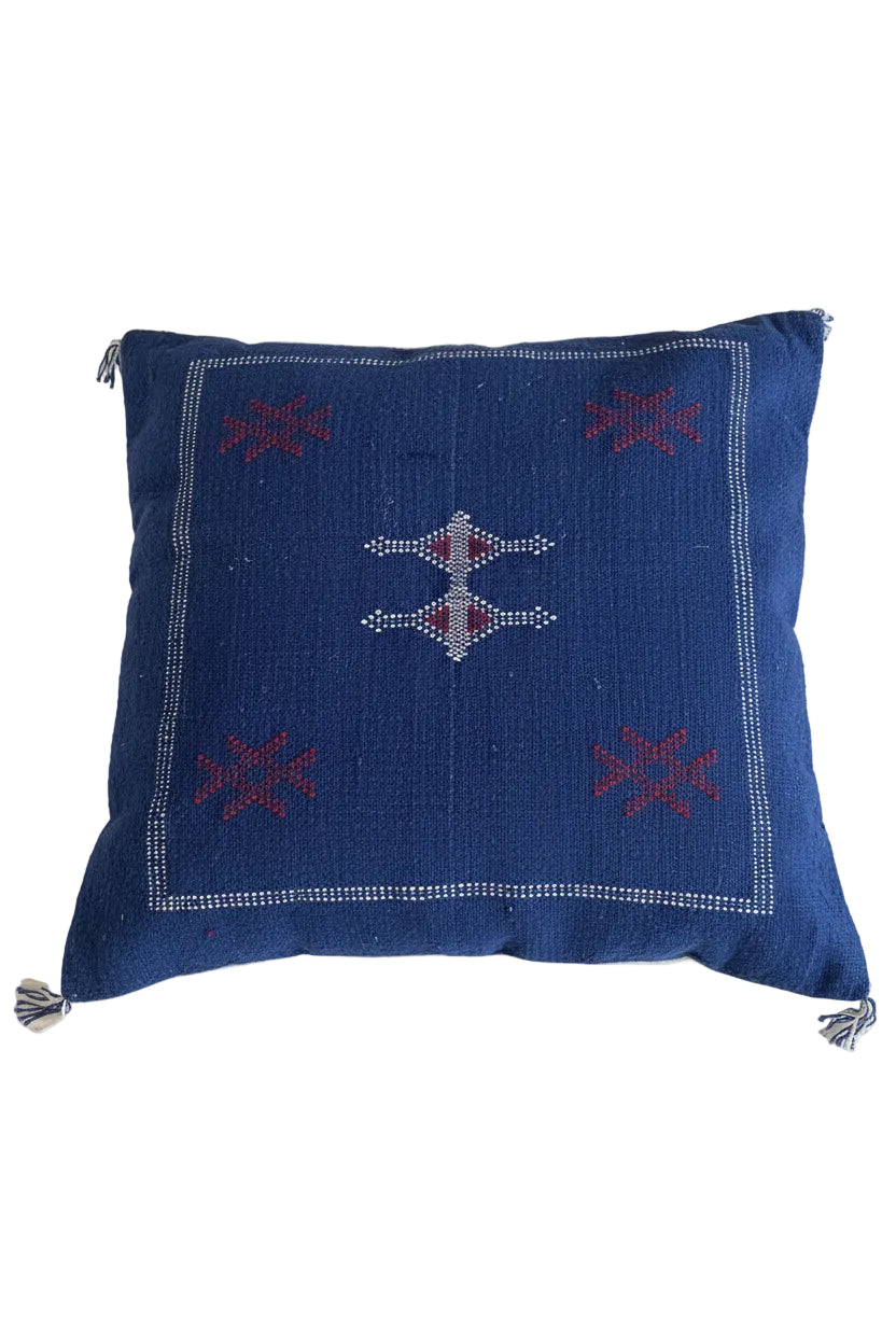 Housse de coussin Sabra bleu et broderies blanc et rouge — soie de cactus fait main Maroc