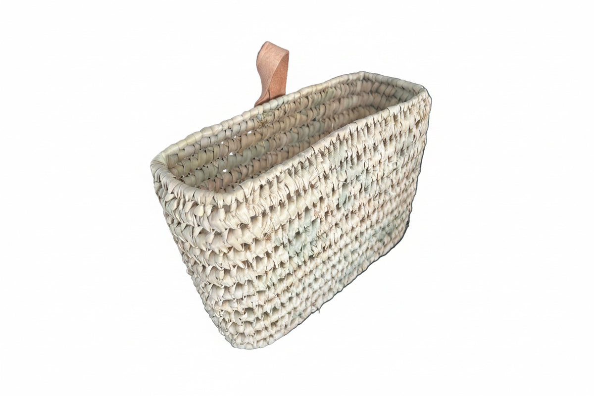 Panier mural tressé en fibre naturelle et anse cuir — fait main au Maroc