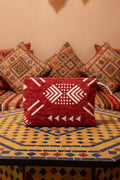 Pochette plate en terracotta et blanc, motifs berbères — artisanat marocain fait main