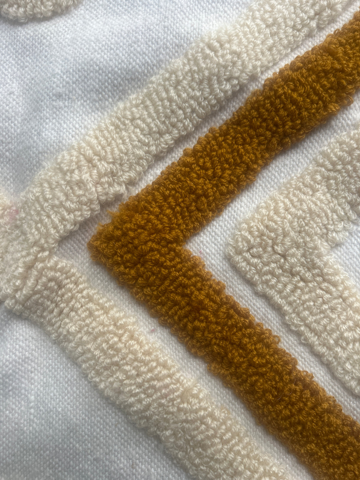 Housse coussin tufting pièce unique – losanges géométriques caramel – 98x48 cm Maroc