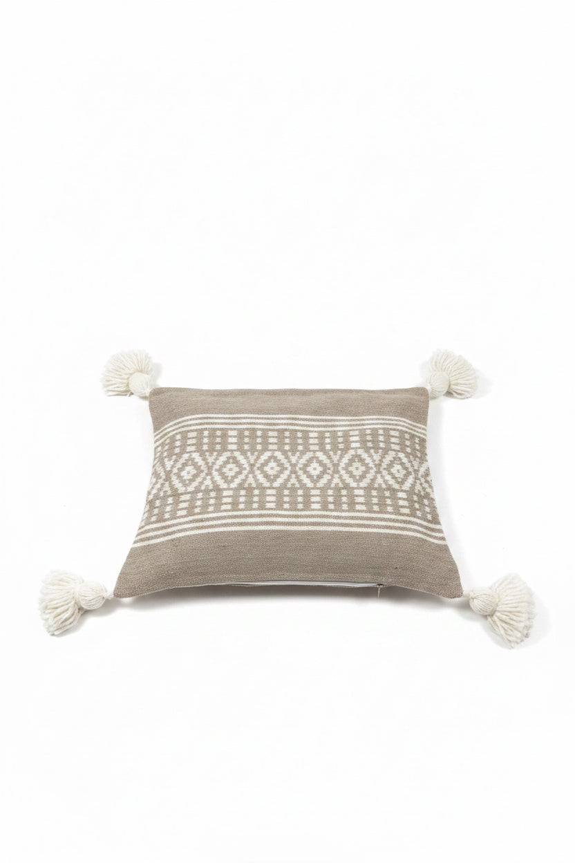Housse de coussin berbère taupe et blanc à pompons fait main – motifs géométriques artisanat marocain