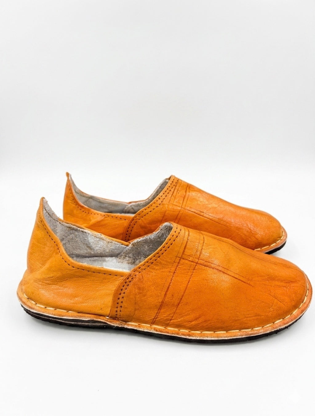 Babouche marocaine en cuir orange — chaussure artisanale fait main au Maroc
