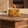 Pochette plate en ocre et noir, motifs berbères — artisanat marocain fait main