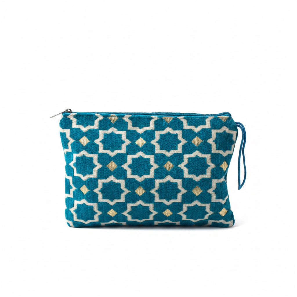 Pochette zippée brodée velours bleu canard et doré motifs marocains — fait main au Maroc