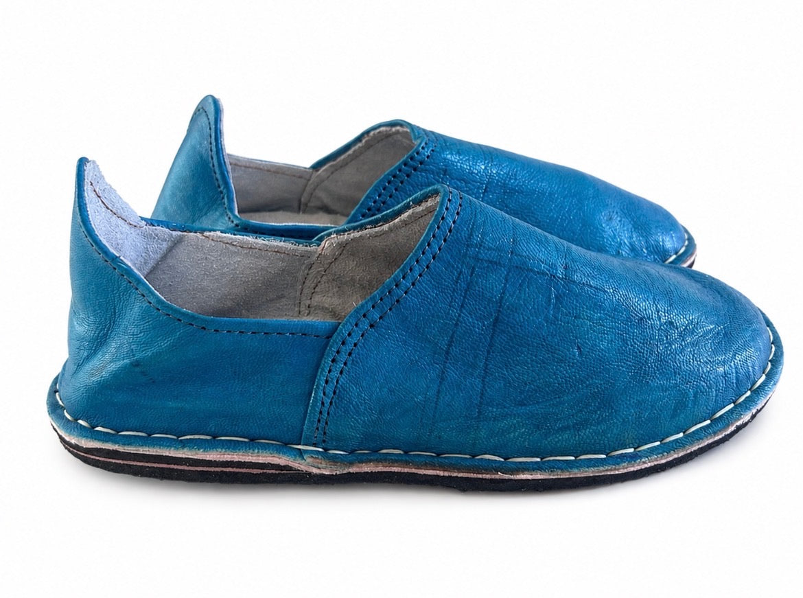 Babouche marocaine en cuir bleu azur — chaussure artisanale fait main au Maroc