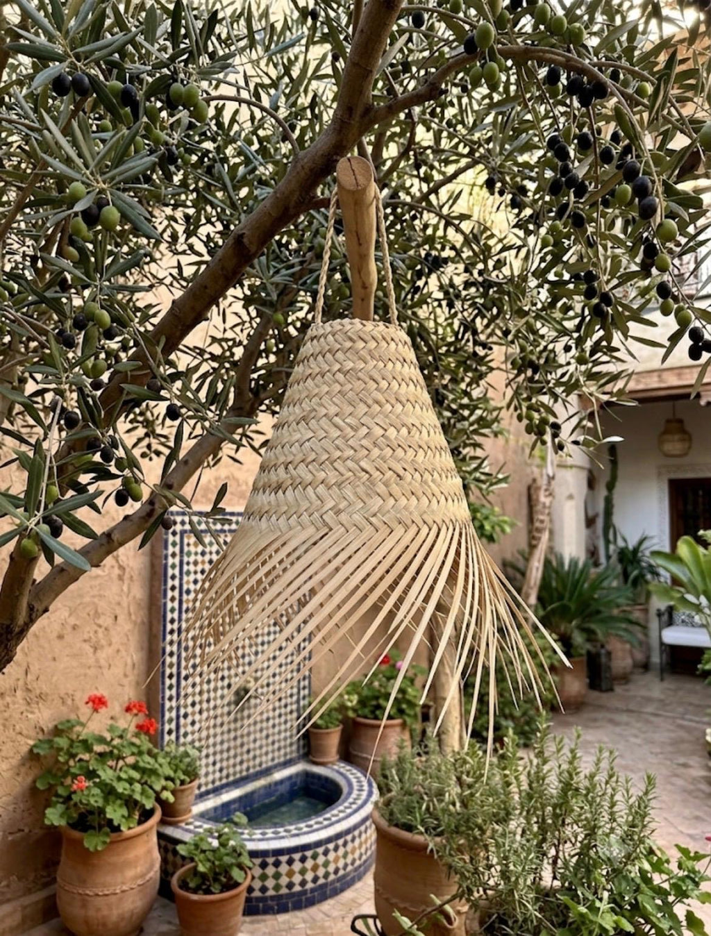 Suspension Doaa tressée en doum et franges raphia — luminaire artisanal marocain, fait main au Maroc