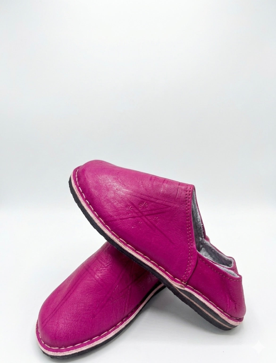 Babouche marocaine en cuir rose — chaussure artisanale fait main au Maroc