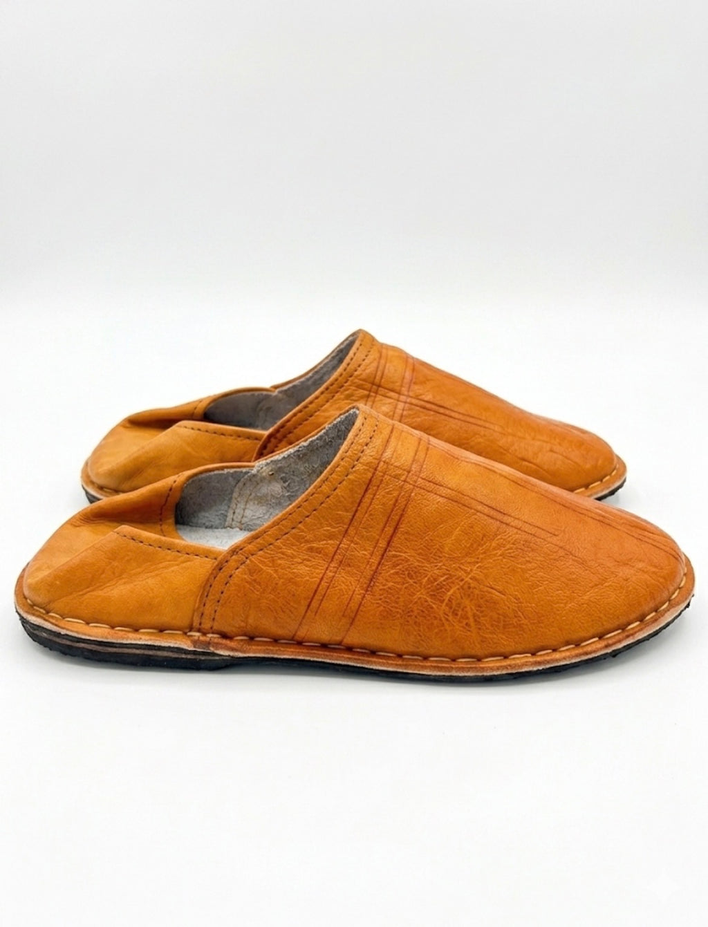 Babouche marocaine en cuir orange — chaussure artisanale fait main au Maroc
