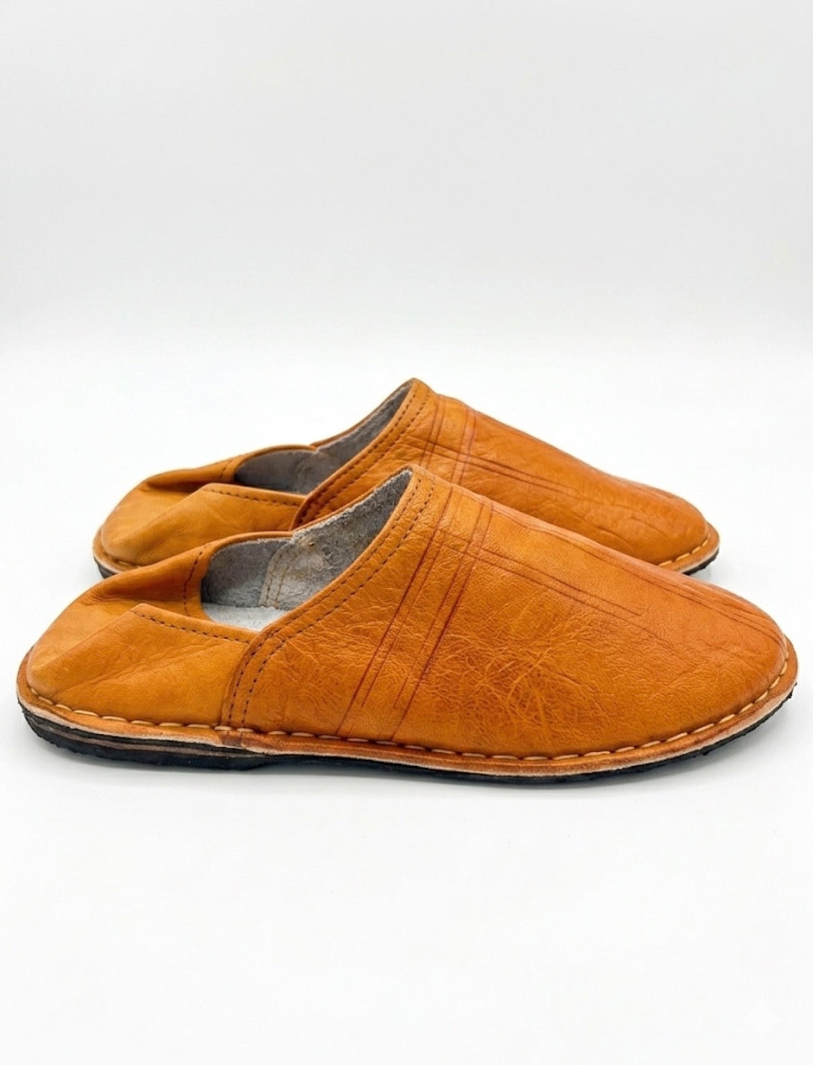 Babouche marocaine en cuir orange — chaussure artisanale fait main au Maroc