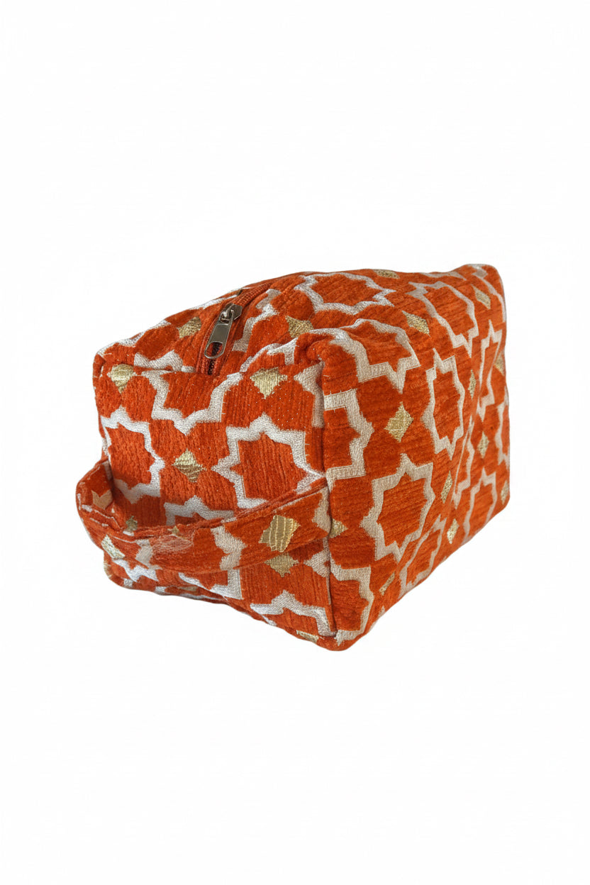 Trousse de toilette en velours orange et doré, motifs zellige — artisanat marocain fait main