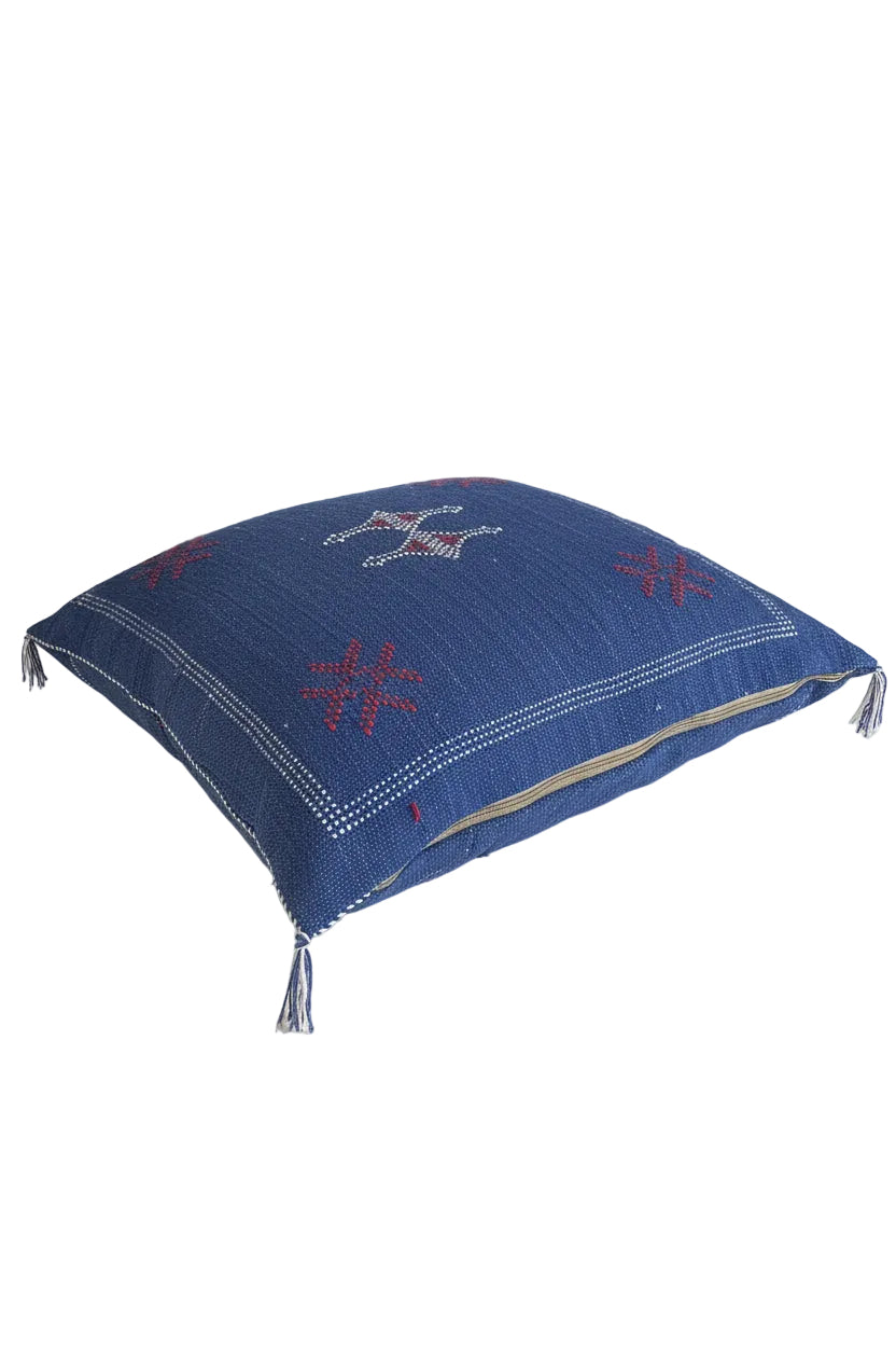 Housse de coussin Sabra bleu et broderies blanc et rouge — soie de cactus fait main Maroc
