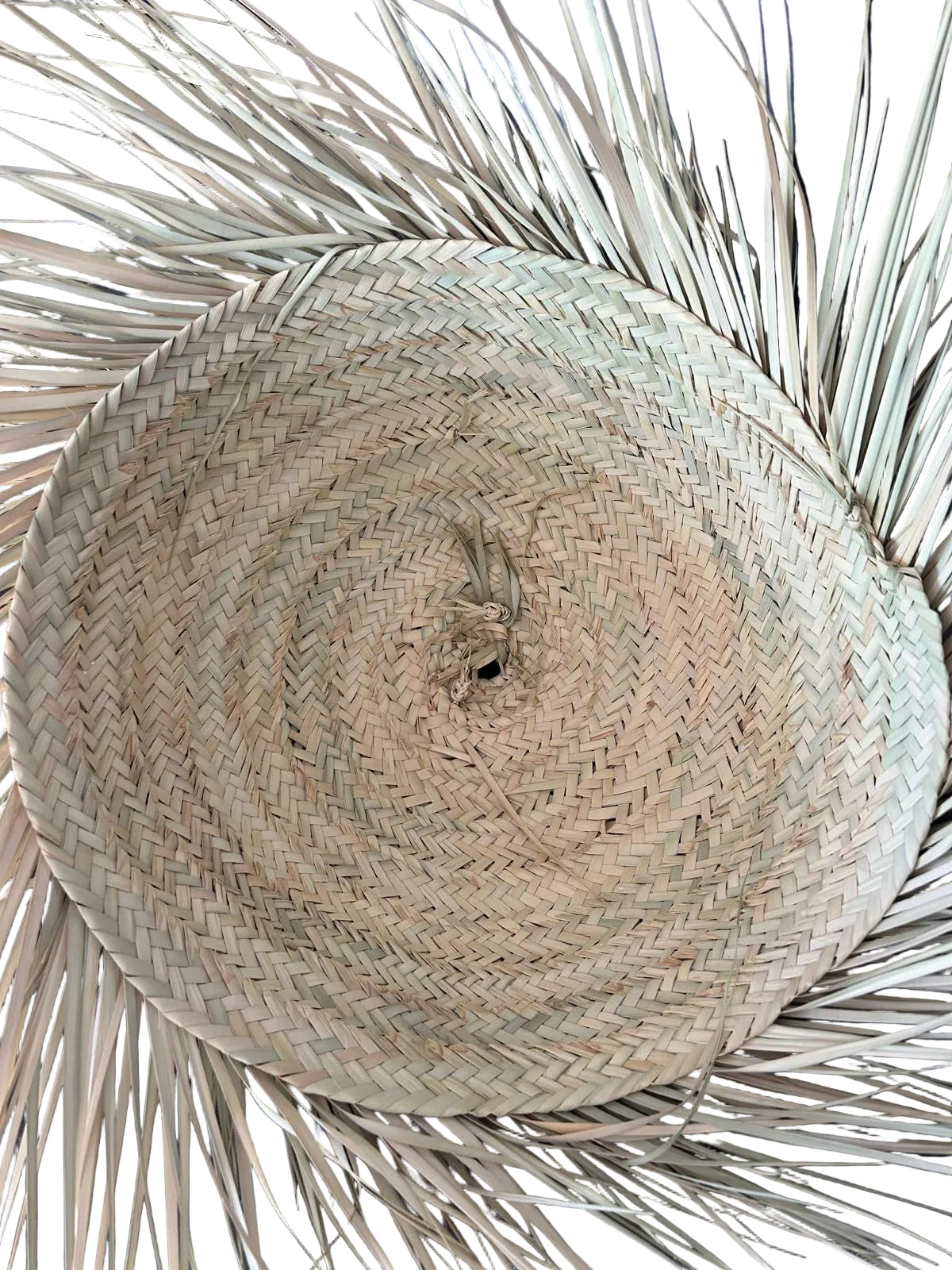 Suspension baya tressée en doum et franges raphia — luminaire artisanal marocain, fait main au Maroc