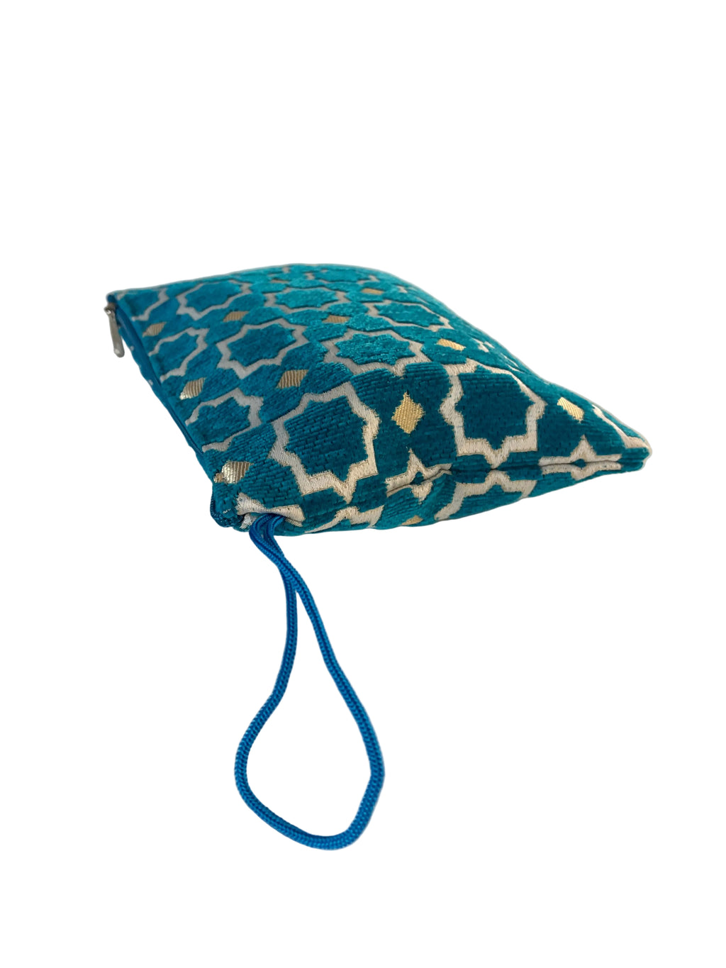Pochette zippée brodée velours bleu canard et doré motifs marocains — fait main au Maroc