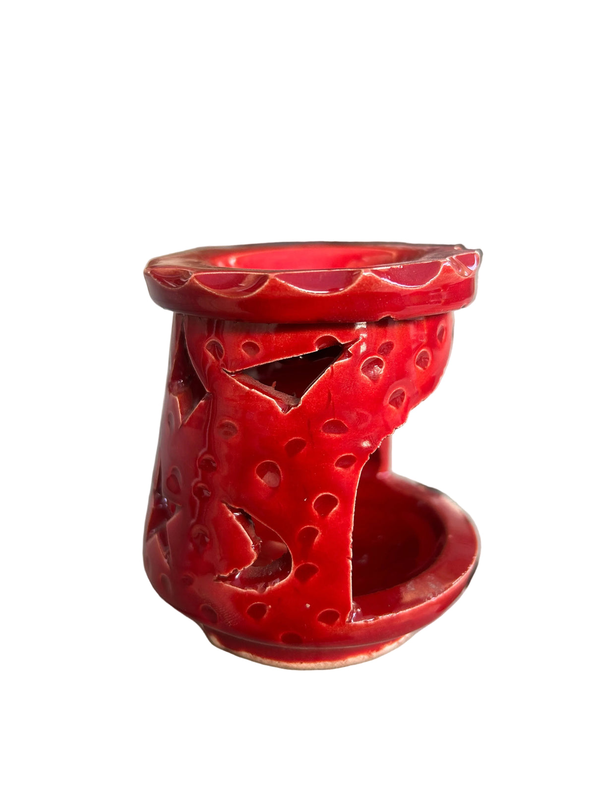 
Brûle-parfum en céramique rouge avec coupelle supérieure et motifs ajourés de lunes et d’étoiles.
