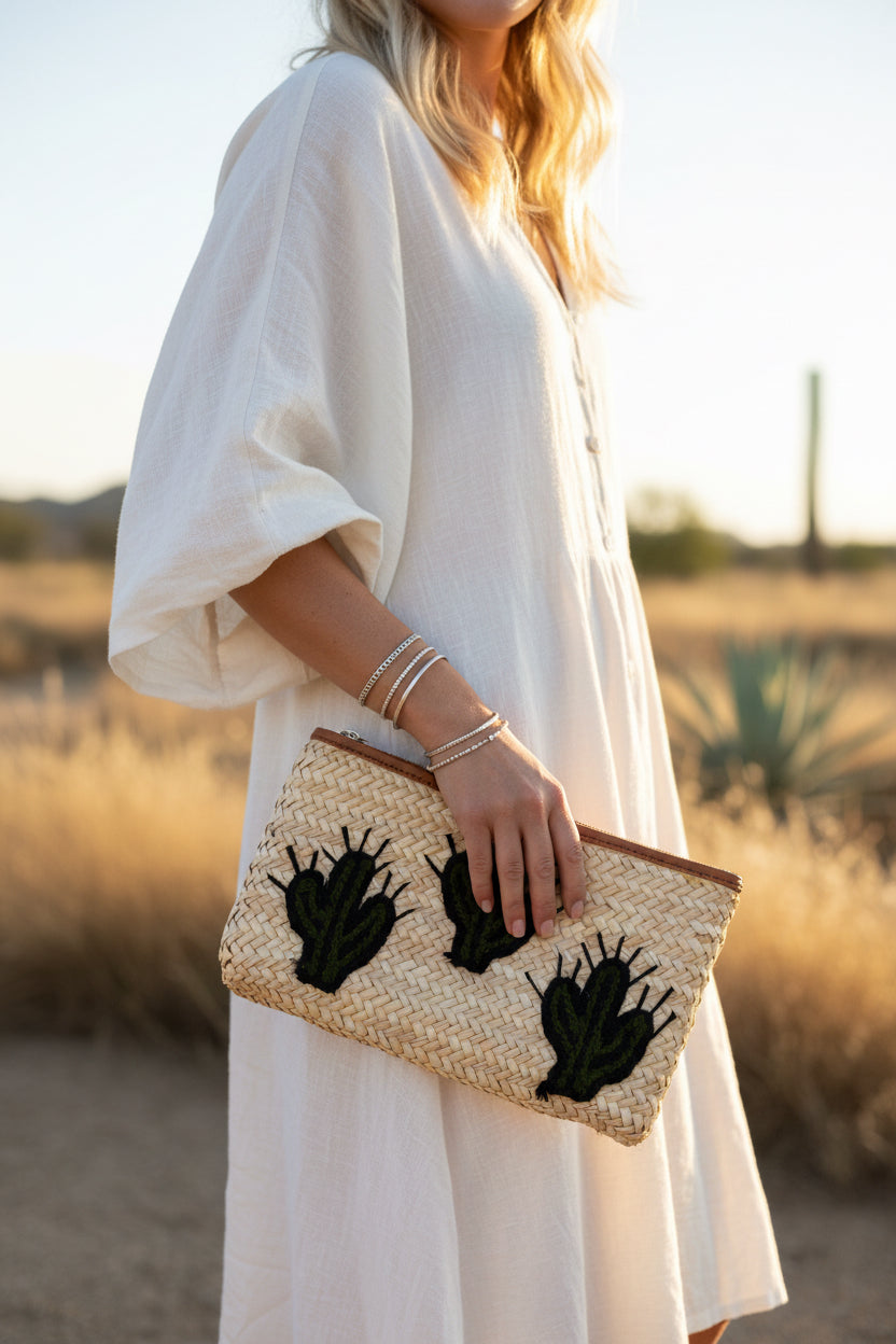 Pochette en fibre naturelle brodée — artisanat marocain fait main au Maroc