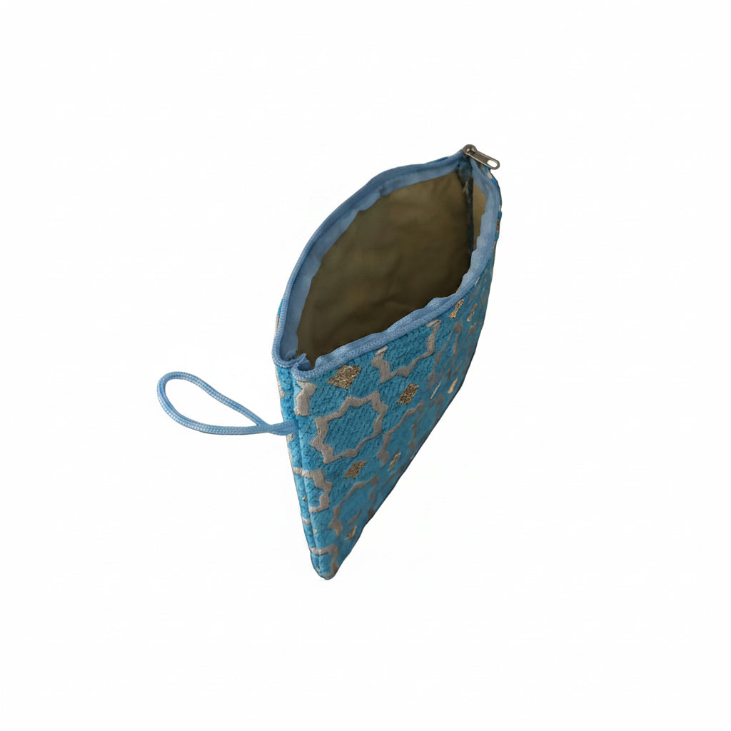 Pochette zippée brodée velours bleu motifs marocains — fait main au Maroc