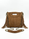 Petit sac Sienna en cuir camel, vu de face, avec franges et bandoulière chaîne aux tons bronze.