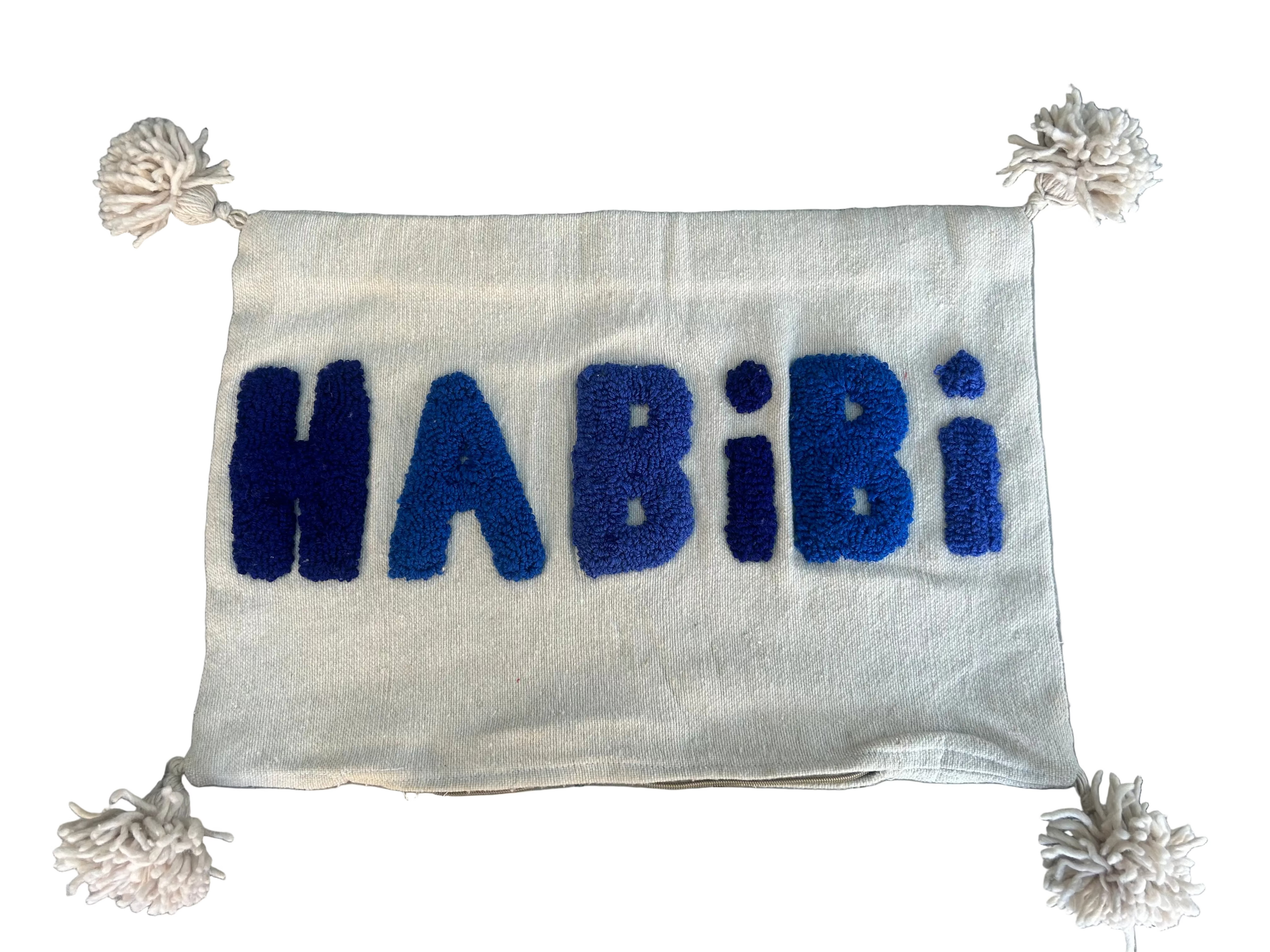 Housse de coussin Habibi blanc cassé et bleu — pompons artisanat marocain fait main