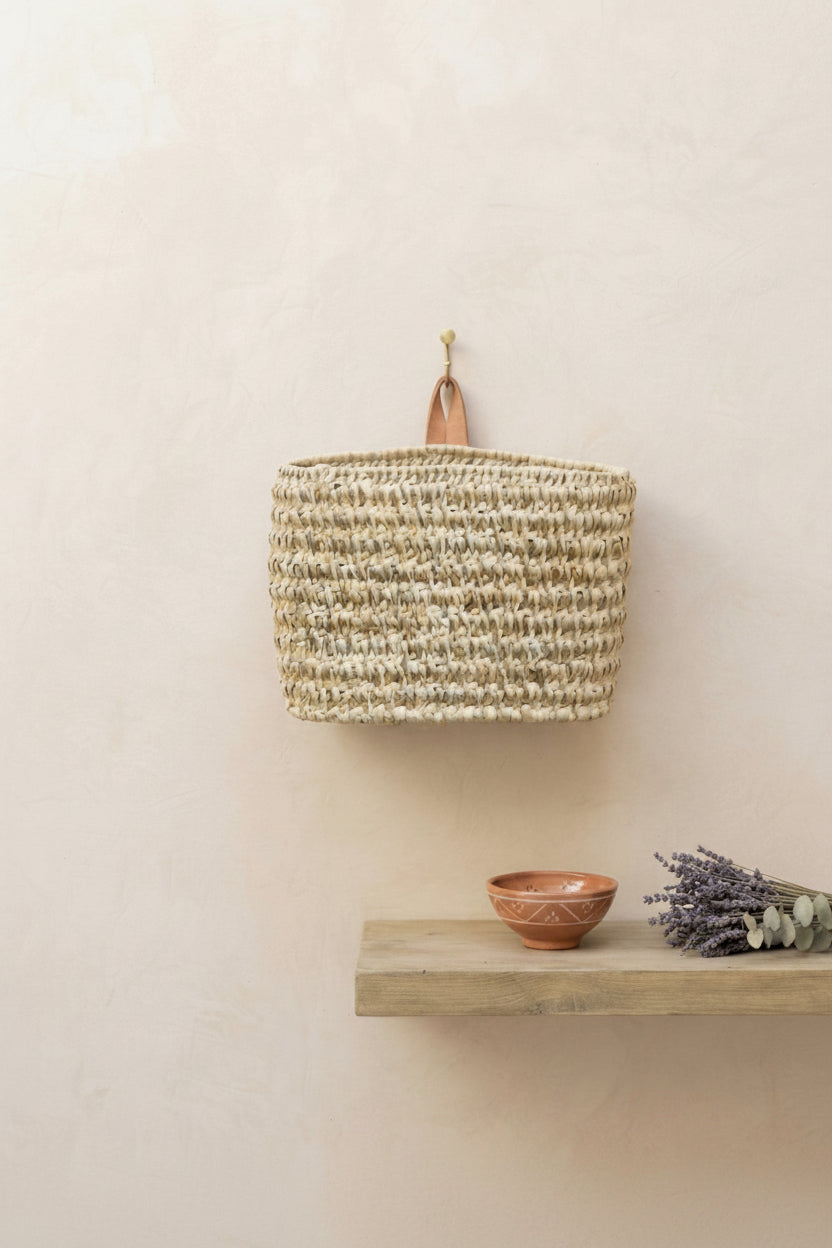 Panier mural tressé en fibre naturelle et anse cuir — fait main au Maroc