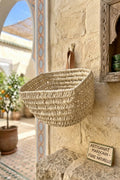 Panier mural arrondi en fibre naturelle et anse cuir — fait main au Maroc