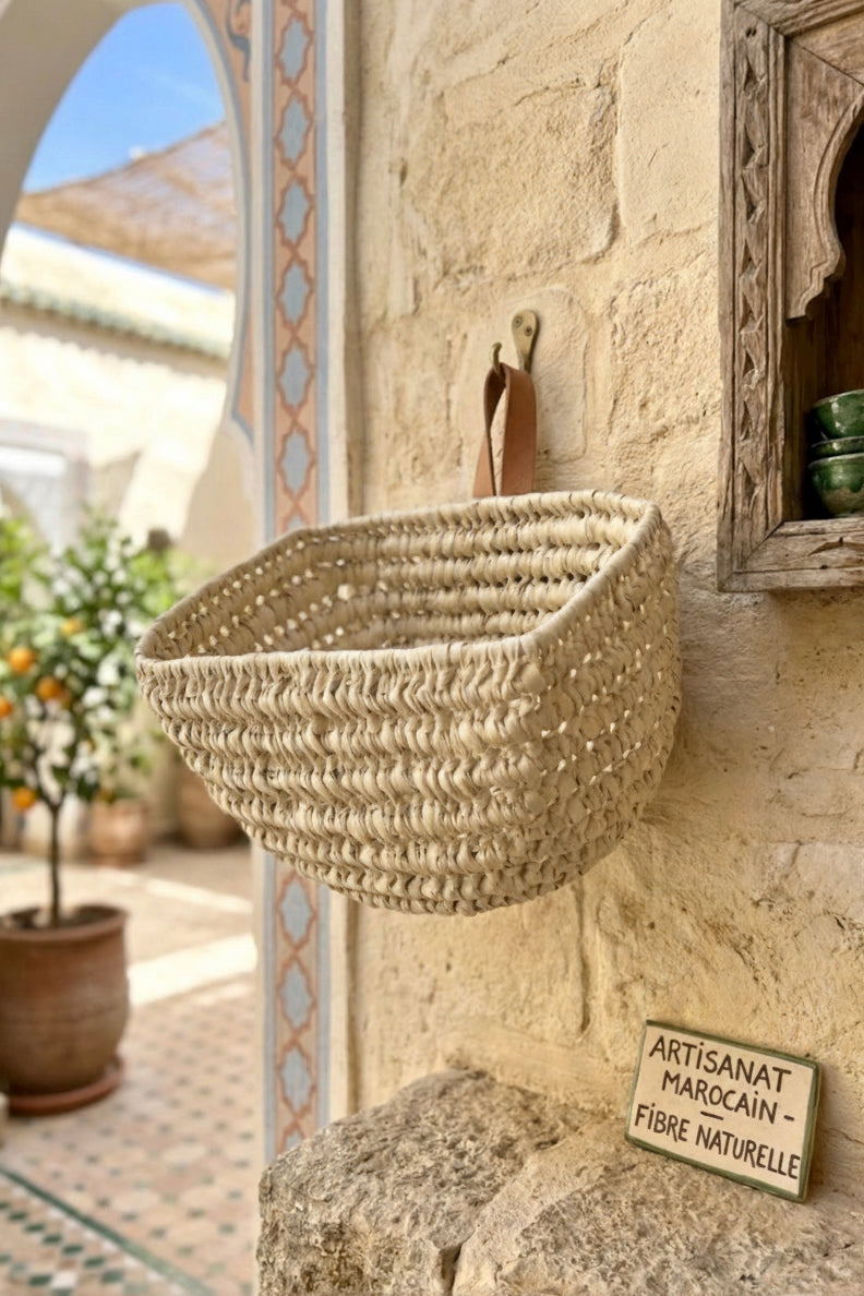 Panier mural arrondi en fibre naturelle et anse cuir — fait main au Maroc