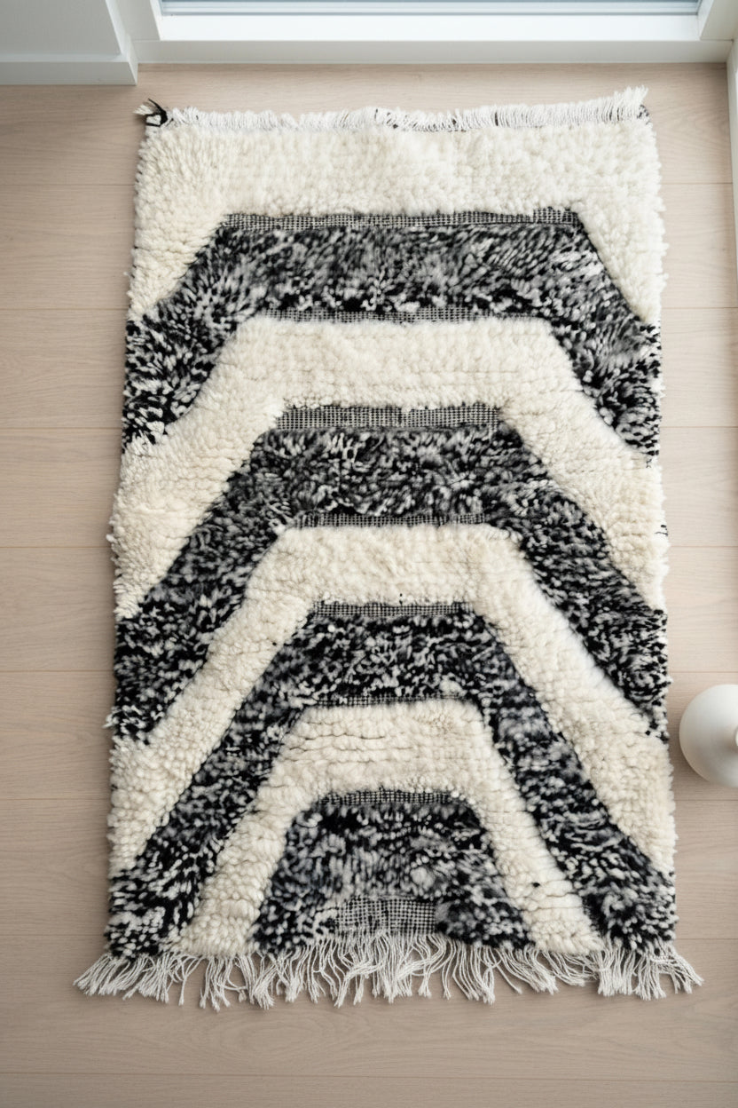 Tapis berbère en laine blanc et noir — tissé main pièce unique Maroc