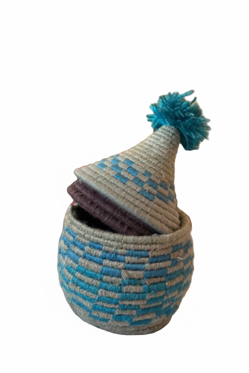 Pot berbère tressé bleu et gris — décoration artisanale marocaine, fait main au Maroc