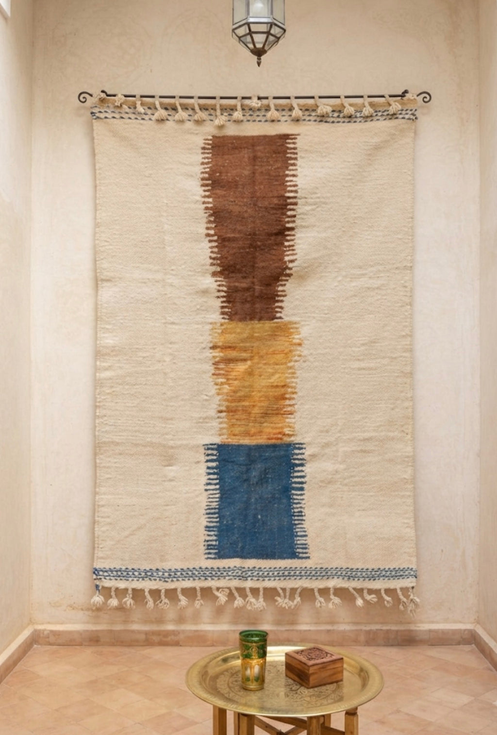 Tapis berbère géométrique ivoire terracotta et bleu cobalt — tissé main Maroc