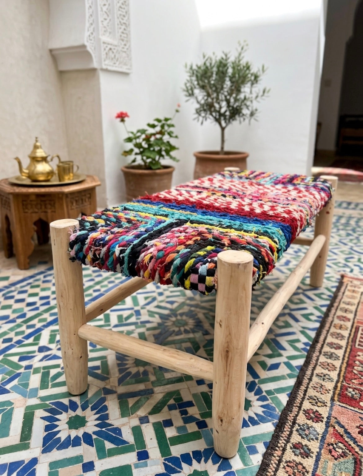 Banc en bois d'eucalyptus et boucherouite multicolore — mobilier artisanal marocain, fait main au Maroc