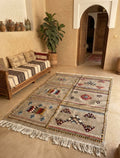 Tapis kilim berbère motifs tribaux en laine naturelle — tissé main pièce unique Maroc