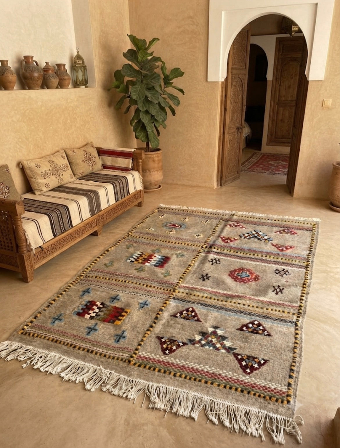Tapis kilim berbère motifs tribaux en laine naturelle — tissé main pièce unique Maroc