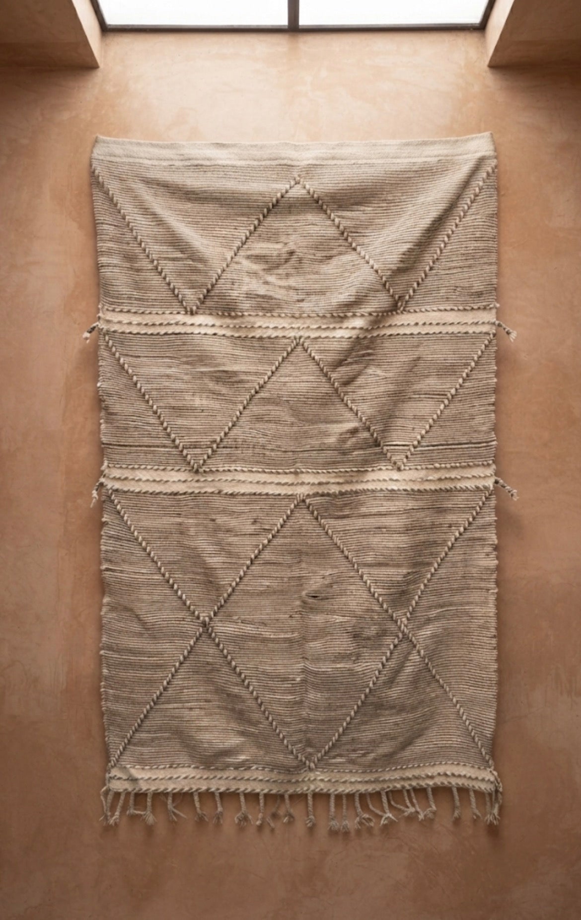 Kilim en laine naturelle beige et blanc motifs losanges — 250 x 150 cm pièce unique Maroc
