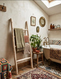Échelle décorative en bois artisanale marocaine — porte-serviettes bohème dans une salle de bain chic