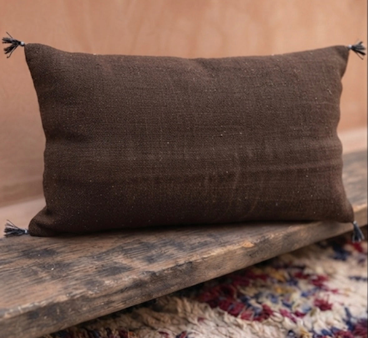 Housse de coussin Sabra marron chocolat et broderies berbères — soie de cactus fait main Maroc