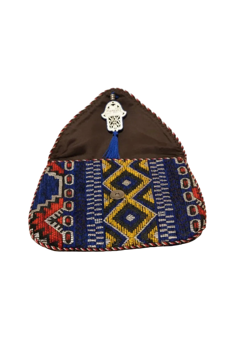 Pochette kilim marocaine bleu rouge et jaune motif main de Fatma — artisanat marocain fait main