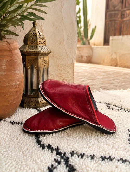Babouche marocaine artisanale en cuir rouge sans talon — taille 44 fait main Maroc