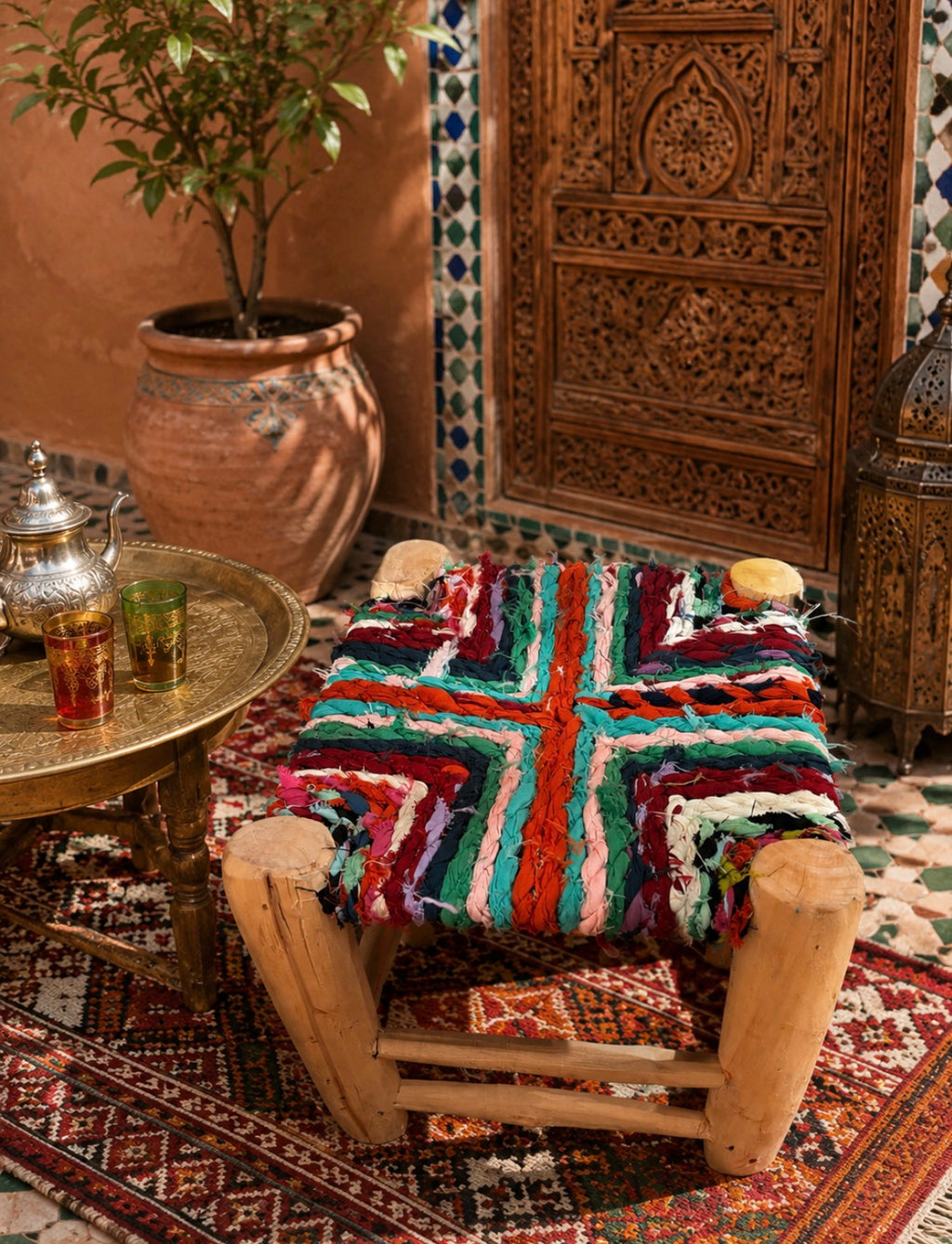Tabouret en bois d'eucalyptus et boucherouite — mobilier artisanal marocain fait main
