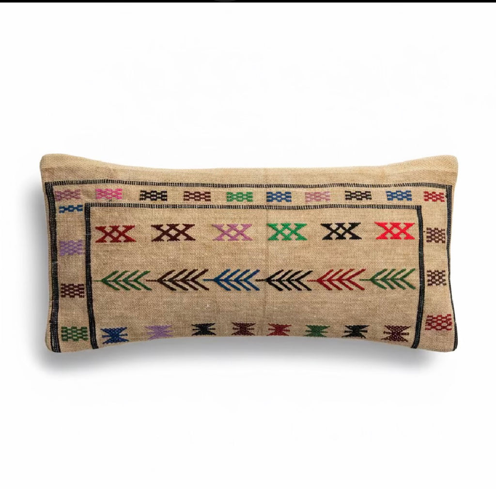 Housse coussin berbère pièce unique sur canapé – style boho-luxe tons kaki et terracotta